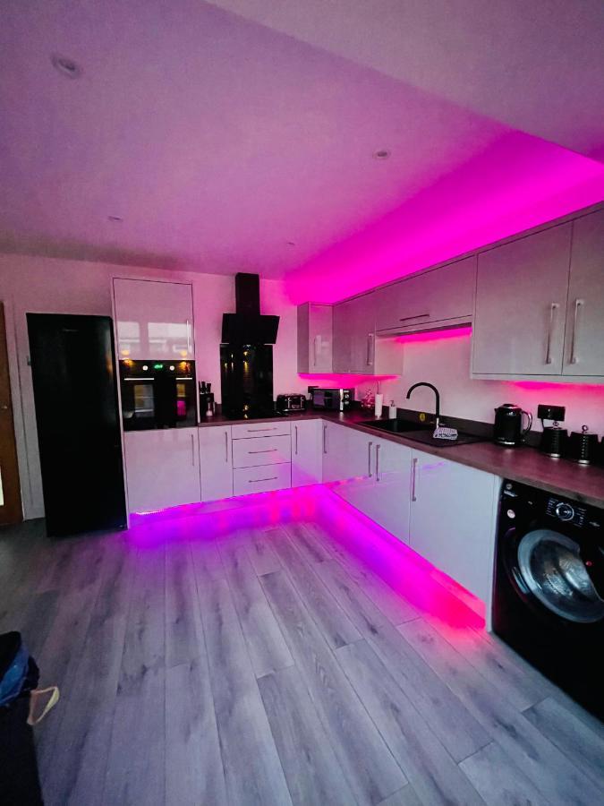 Brand New Modern 3 Bedroom Homeブラックプール エクステリア 写真
