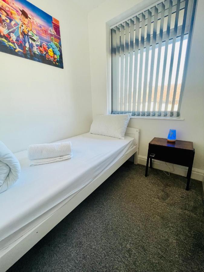 Brand New Modern 3 Bedroom Homeブラックプール エクステリア 写真